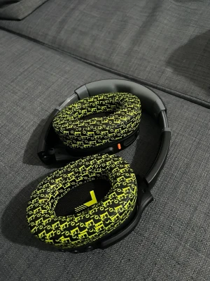 Skullcandy Crusher Evo Limited Edition - Snygga Skullcandy Crusher Evo over-ear hörlurar i limited edition med unika neonmönstrade öronkuddar. Trådlös Bluetooth, kraftfull bas men dock funkar inte ena basen och den har lång batteritid. Inkluderar originalpåse. Mycket fint skick, inga synliga defekter eller slitage.                                                                       Priset går att diskuteras!