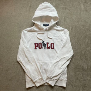 Polo Ralph Lauren Hoodie - Säljer denna vita Polo Ralph Lauren Hoodie i storlek L. Den är i väldigt bra skick och har inga slitningar på loggan! Perfekt nu inför vintern. Tveka inte på att höra av dig vid funderingar! 🤩❄️