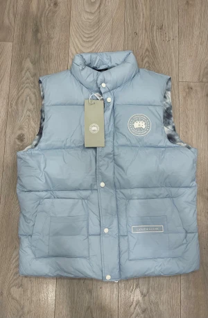 Ljusblå väst från Canada Goose - Helt nytt och oanvänd!