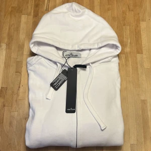 Stone Island  - Stone Island  Hoodie väldigt fint och ser kul ut 😎