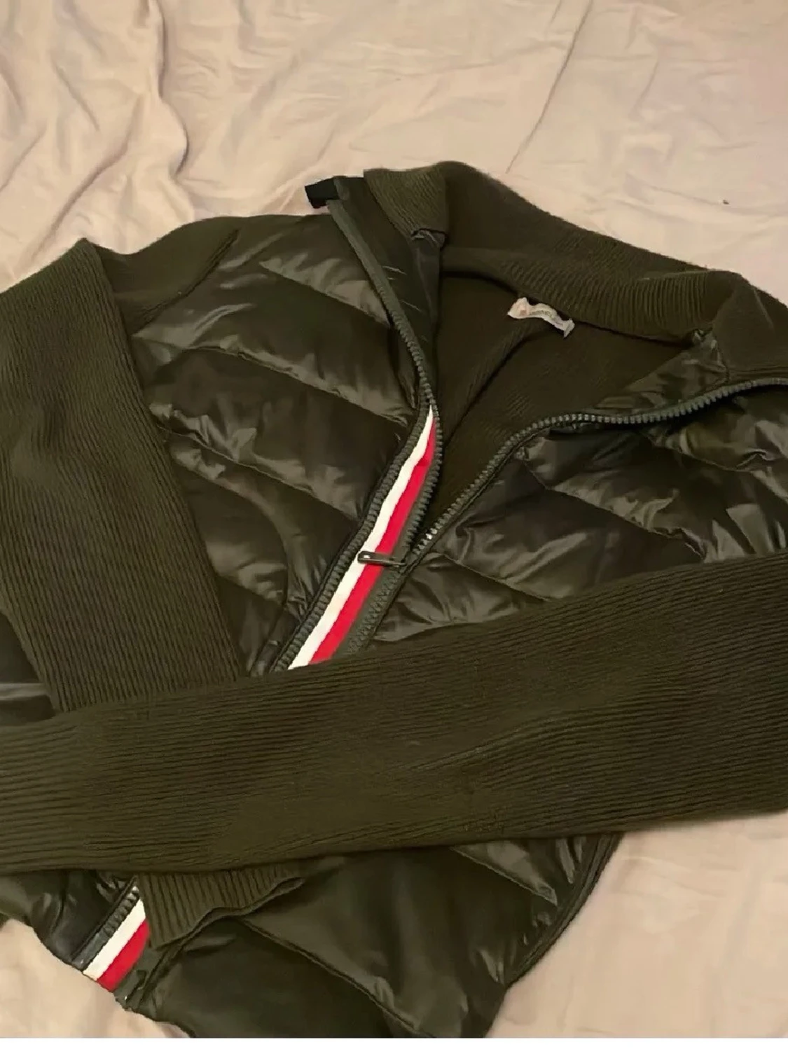 Mörkgrön pufferjacka med stickade ärmar