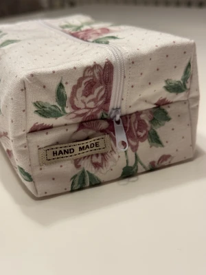 Handgjord necessär av second hand tyger - En handgjord necessär utav second hand tyger. Unik, hållbar och perfekt för att samla alla dina vardagsfavoriter i väskan. Fodrad och stängs med dragkedja. Endast ett unikt exemplar.                  Instagram: secondstitch.bymatilda 💕