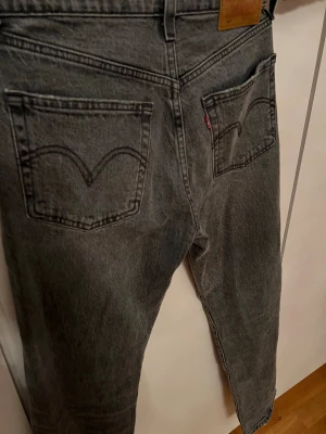 Levi's 501 grå jeans straight fit - Säljer ett par Levi's 501 Premium jeans i grå tvätt med klassisk straight fit. Riktigt bra skick 