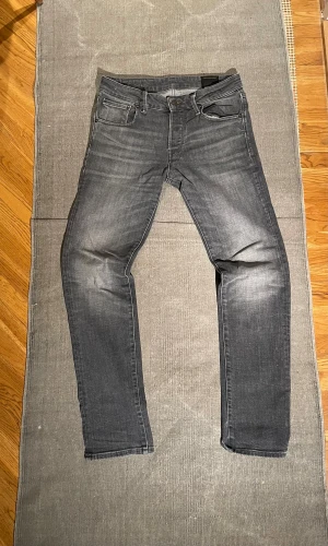 JACK & JONES jeans - Slim straight fit jeans från Jack and Jones i bra skick. Stl W30 L32. Priset är ej hugget i sten, kom privat för fler frågor och funderingar!:)