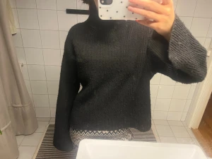Stickad tröja - Jätte varm och passar till det mesta!!💕Jag kan tänka mig sänka priset, skickar bara prisförslag så får vi se lite😊Be också för fler bilder om ni vill!!