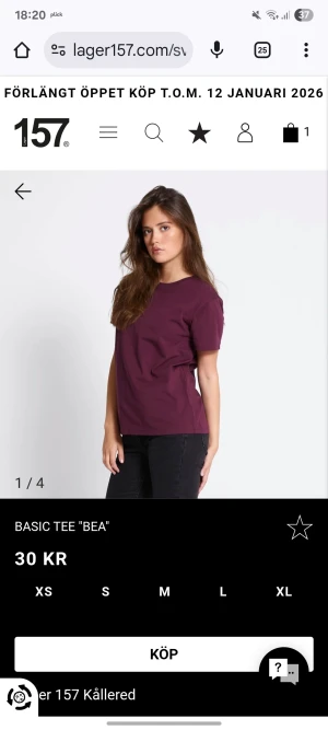 Vinröd t-shirt från Lager 157 - En enkel och snygg vinröd t-shirt från Lager 157, modell 'Bea'. T-shirten har rund hals, korta ärmar och är gjord i mjuk bomull. Passformen är normal och den är perfekt att matcha med jeans eller shorts. Är I storlek XS/S och är helt oanvänd