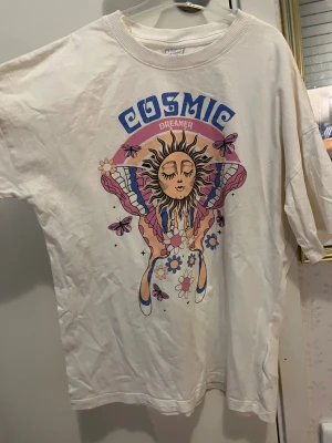  T-Shirts med tryck - 2 stycken T-shirts med olika tryck. Oversised, vita e i storleken 134-140 och svarta i 146-152. Sälja då de it e min stil🫰🏼inte så andvända💕🫰🏼