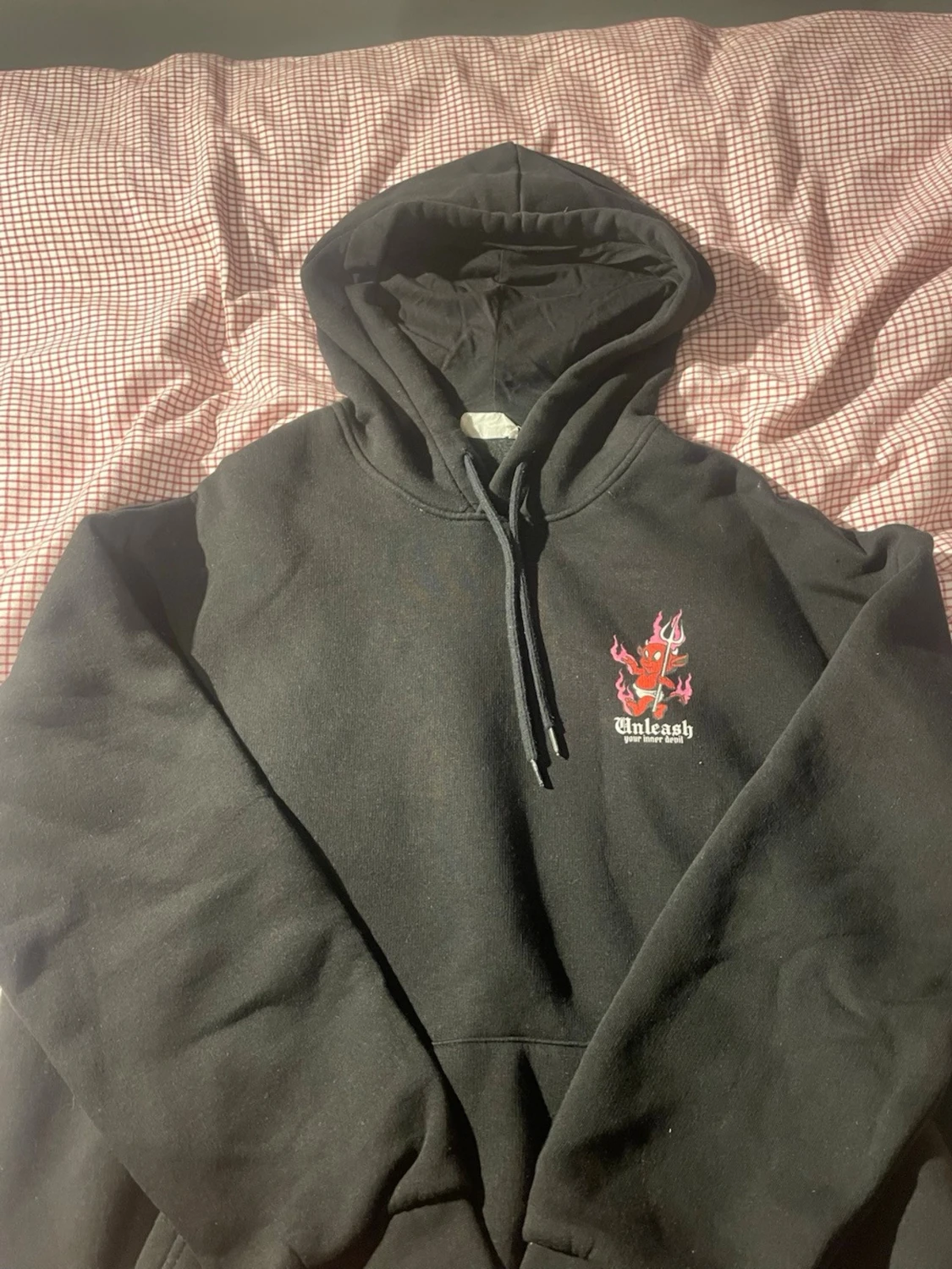 Svart hoodie med tryck på ryggen  - 1