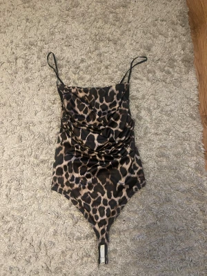 Leopardmönstrad body  - Body ifrån new yorker i storlek S aldrig använd 