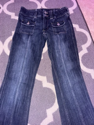 Mörk blåa jeans - Super fina jeans från HM i storlek 152 med en justerbar midja. Jeansen sitter ganska lowwaist och är i en bootcut modell. Vet ej om dessa säljs längre så passa på! Skriv ifall du har några fler frågor eller funderingar!💕😊