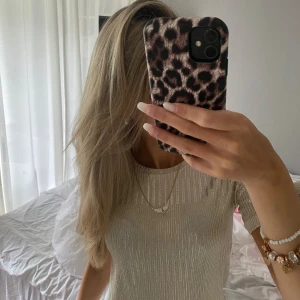 guldig t-shirt  - storlek xs!! säljer denna då den inte kommer till användning längre💕💕