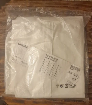 Vita SKUBB klädöverdrag från IKEA - En förpackning med 3 klädöverdrag. 1 i stl 60×135 cm och 2 i stl 60×105 cm.  Länk till artikeln på IKEA SKUBB klädöverdrag set om 3, vit - IKEA https://share.google/wkrWOtZXWaQERD0Zr