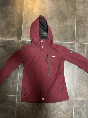 Vinröd skidjacka från Dope XXS - snygg vinröd skidjacka från dope i storlek xxs. sparsamt använd och inga defekter alls ! pris kan diskuteras vid snabbt köp