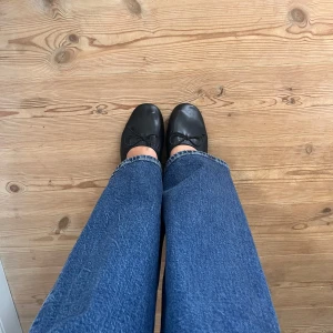 Svarta ballerina med klack - Svarta ballerina med klack. Storlek 37 men små i storleken 🥰 skriv vid frågor, kan oftast posta samma dag 