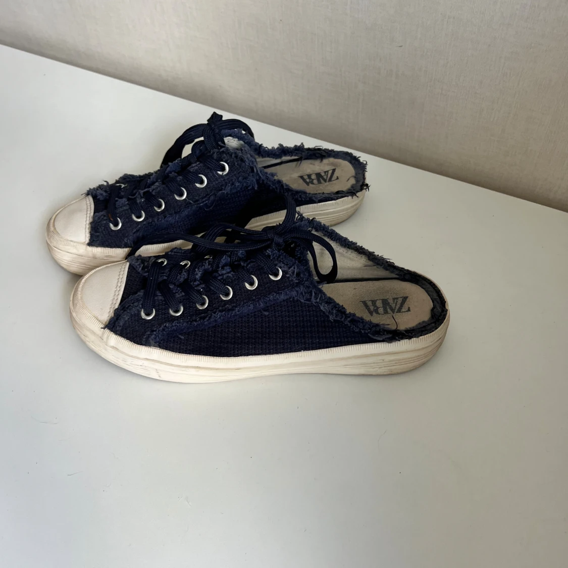 Mörkblå slip-on sneakers från Zara - 1