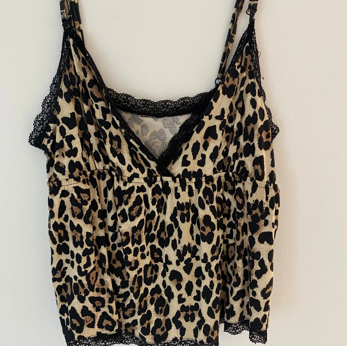 Leopardmönstrad linnetopp med spets