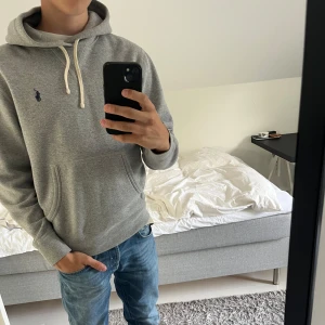 Grå hoodie från Polo Ralph Lauren - Säljer en klassisk grå hoodie från Polo Ralph Lauren med broderad logga på bröstet. Han på bilden är 179. Bara att skriva vid frågor.