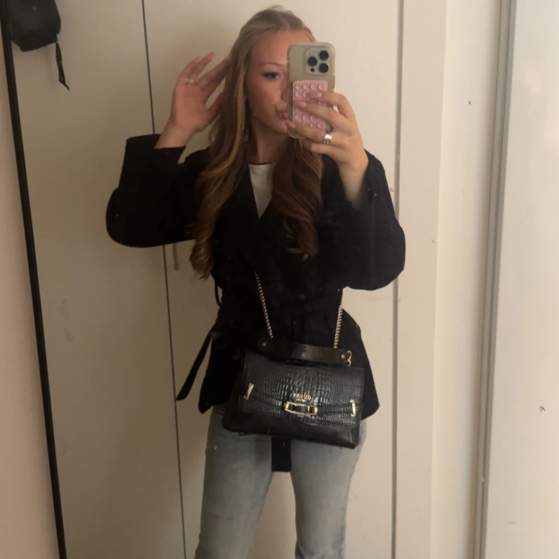 Svart axelväska från Guess med kedja - 1