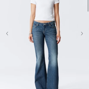 Blå bootcut jeans låg midja - Från weekday, helt nya aldrig använda. W27 L32. Nypris 590kr