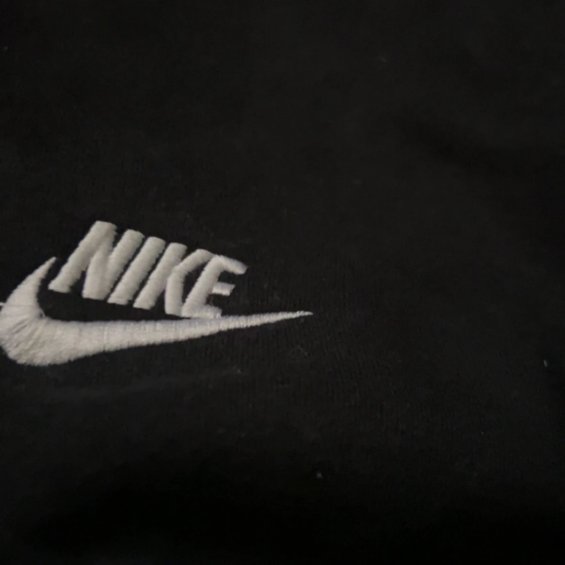 Svart Nike hoodie med broderad logo - 2