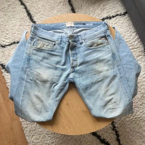 Ljusblåa Replay - Tjena👋 Säljer ett par ljusblå jeans från Replay med klassisk femficksdesign och snyggt läderpatch bak👖 Jeansen har raka ben och normal passform, tillverkade i slitstarkt bomullsmaterial🪢 Perfekt för dig som gillar en chill och tidlös look🤩  Jeansen är i Grover modell och har storlek W33 L32📐  Vid frågor: Meddela oss!📩