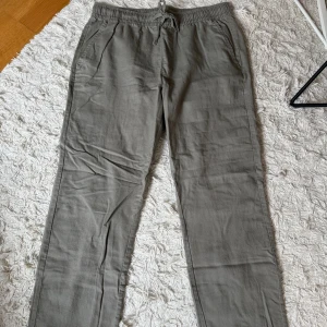 Gröna linnebyxor från 157, storlek M - Snygga gröna linnebyxor från 157 med avslappnad passform och elastisk midja med snörning. 