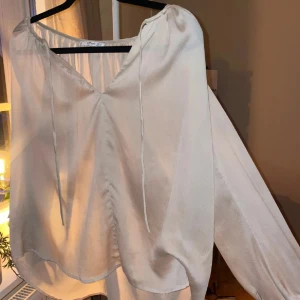 beige blus - super fin beige blus, används inte mera 🥰