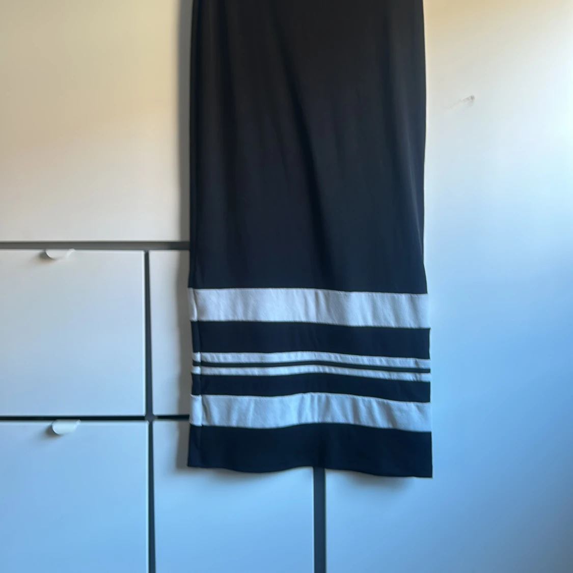 Svart axelbandslös långklänning - 1