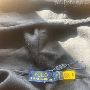 Svart hoodie från Polo Ralph Lauren (Rep) - Svart hoodie från Polo Ralph Lauren Snygg och enkel att matcha med det mesta. tröjan är (rep) kmt kom med bud eller pris