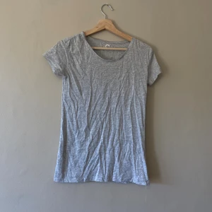 Basic topp - Cubus  - Säljer denna gråa basictopp från Cubus i storlek Xs. Se gärna fler annonser med baskläder. Finns att hämta i Göteborg eller kan skickas omgående.