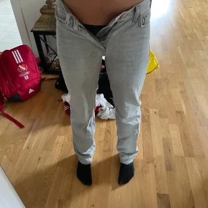 Gråa straight jeans från g perfect jeans - Snygga ljusgrå jeans från g perfect jeans i rak modell som tyvärr blivit för små! Klassisk femficksdesign, bälteshällor och dragkedja med knapp. Jeansen har en clean look och passar perfekt till sneakers eller boots.