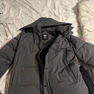 Canada goose jacka grå - Canada goose jacka grå använd 2 gånger