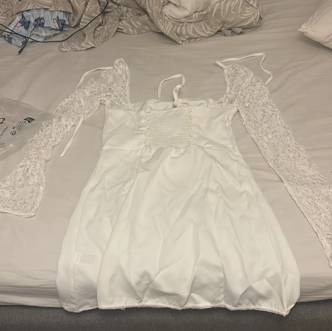 Vit kort klänning med spetsärmar - 1