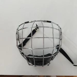 Jofa 480M hockeygaller silver - Säljer ett Jofa 480M hockeygaller i chrome med orginal hakskydd. Gallret kommer ej till användning längre och vill bli av med det. Priset är ej hugget i sten vid snabbaffär!