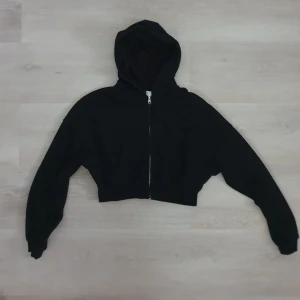 Svart croppad hoodie - Svart croppad hoodie använd ca 2 ggr 🌸
