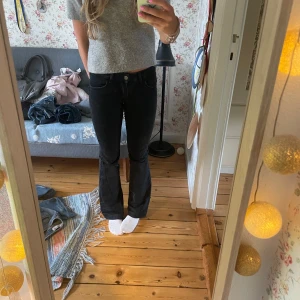 Svarta bootcut jeans med låg midja - Säljer ett par supersnygga bootcut svarta jeans med låg midja! De är utsydda från skinny till bootcut. Midja tvärs över: 36cm. Jag är 160cm som referens! 