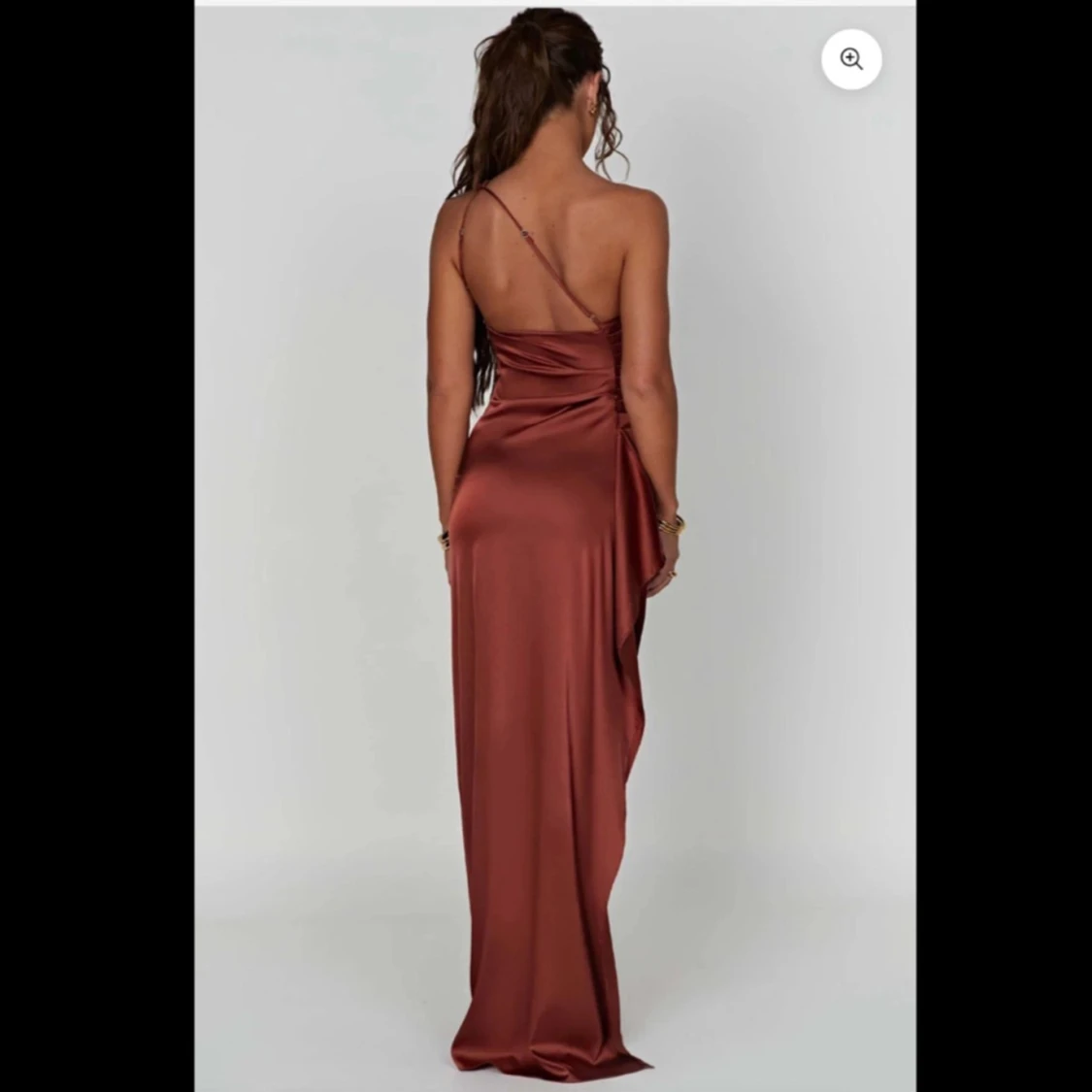 Plisserad klänning i satin - 90