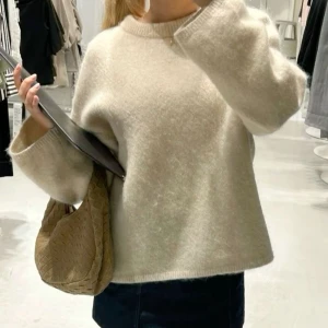 Hm mohair tröja - Hm mohair tröja i storlek xs. I super skick! Lånad bild men exakt samma tröja