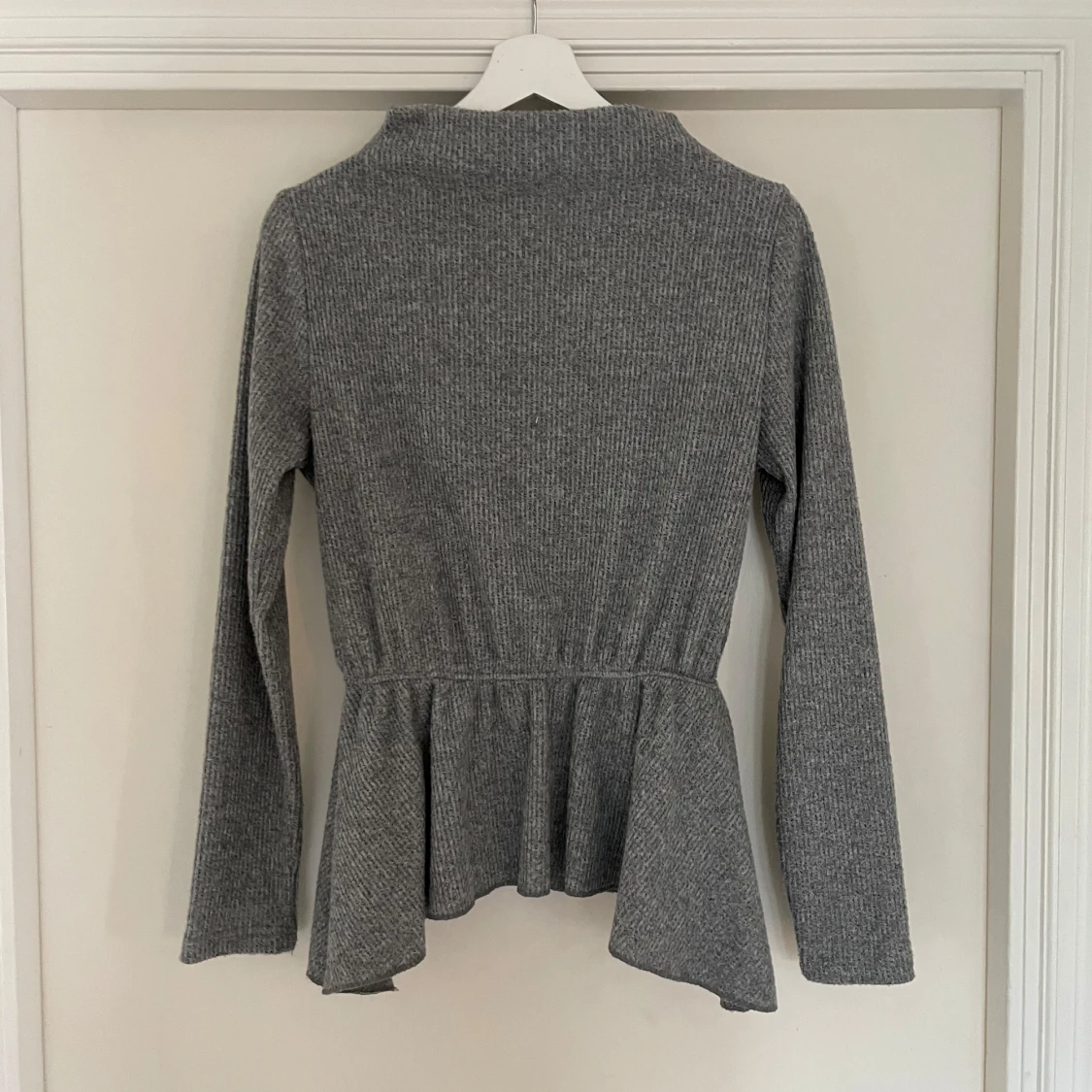 Grå ribbad peplumtröja från YAS - 1