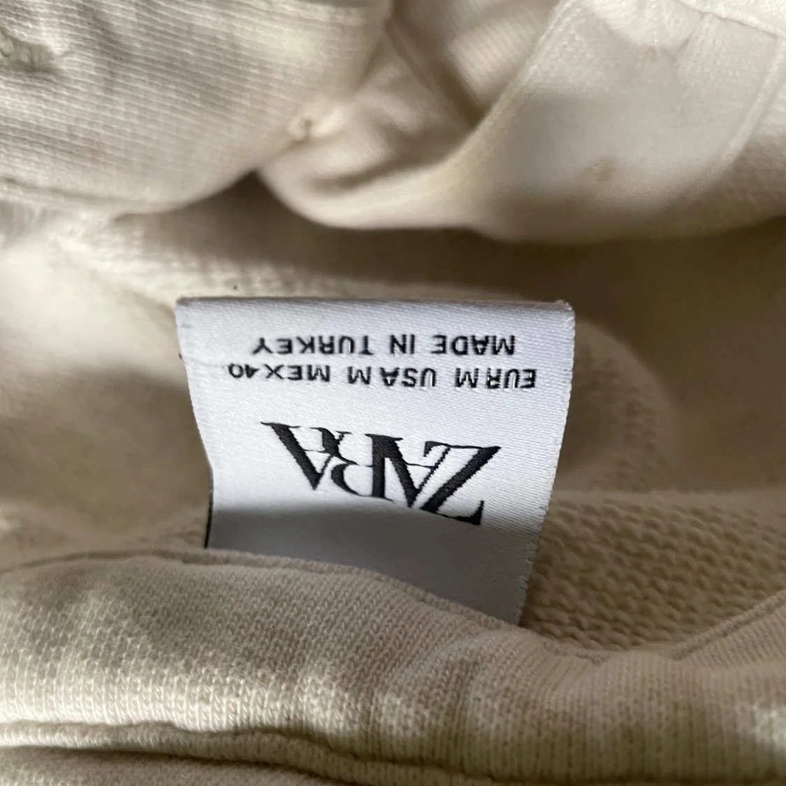 Vit pikétröja med blommor från Zara - 2