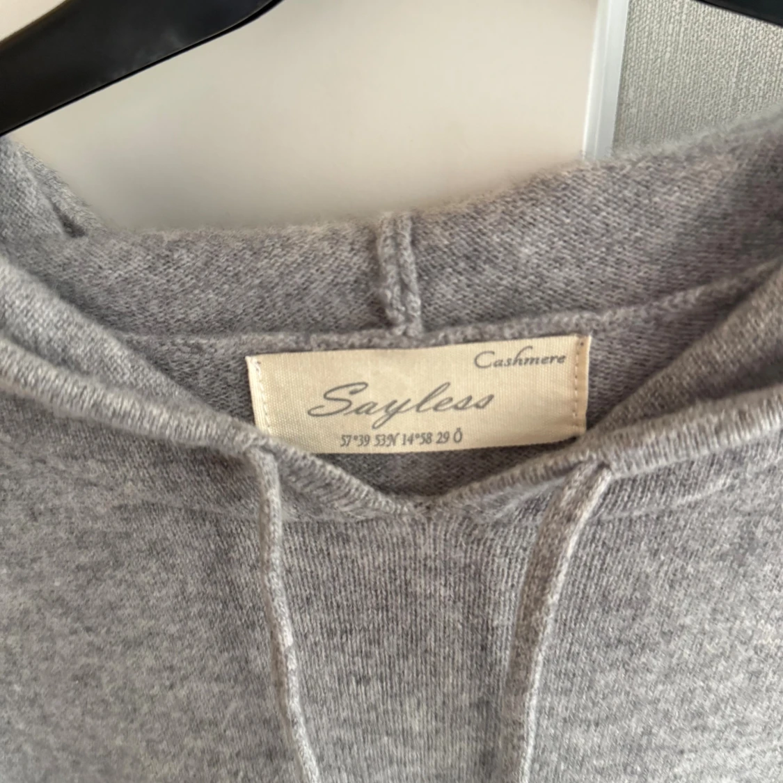 Grå kashmirhoodie från Sayless - 2