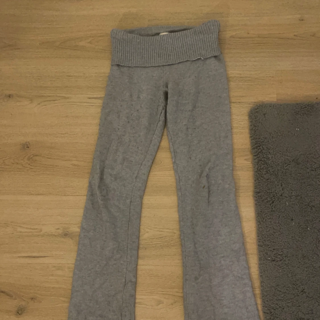 Grå ribbade mjukisbyxor med bred midja - 1