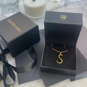 Maria Nilsdotter - Snyggt halsband i guld från Maria Nilsdotter i längd 50 med ett S som hängsmycke. Kommer i original ask och påse, kvitto finns, halsbandet köptes för ungefär en månad sen och tyvärr så har jag redan tröttnat på det skriv via intresse!! 