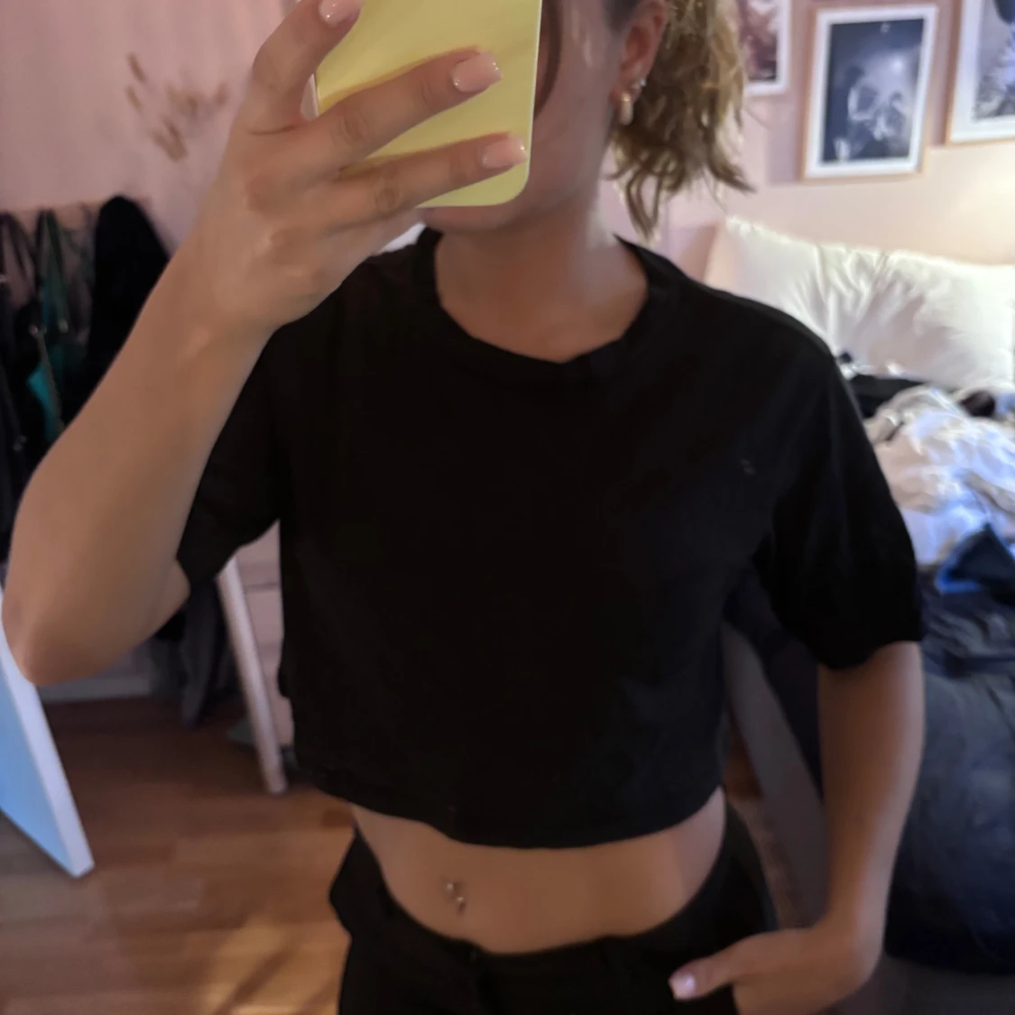 Svart croppad t-shirt från Monki