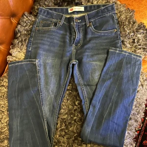 Levi's 510 Skinny jeans blå - Snygga Levi's 510 Skinny jeans i klassisk blå denim. Modellen är slim och sitter tight hela vägen ner, med fem fickor och tydliga kontrastsömmar. Perfekta för dig som gillar en modern och smal siluett. Levi's-märke bak i midjan.