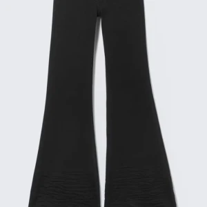 SÖKER DESSA - Köper för max 250, 27/32 eller 29/34 nånstans men hör av dig även ifall de inte är i någon de storlekar❤️