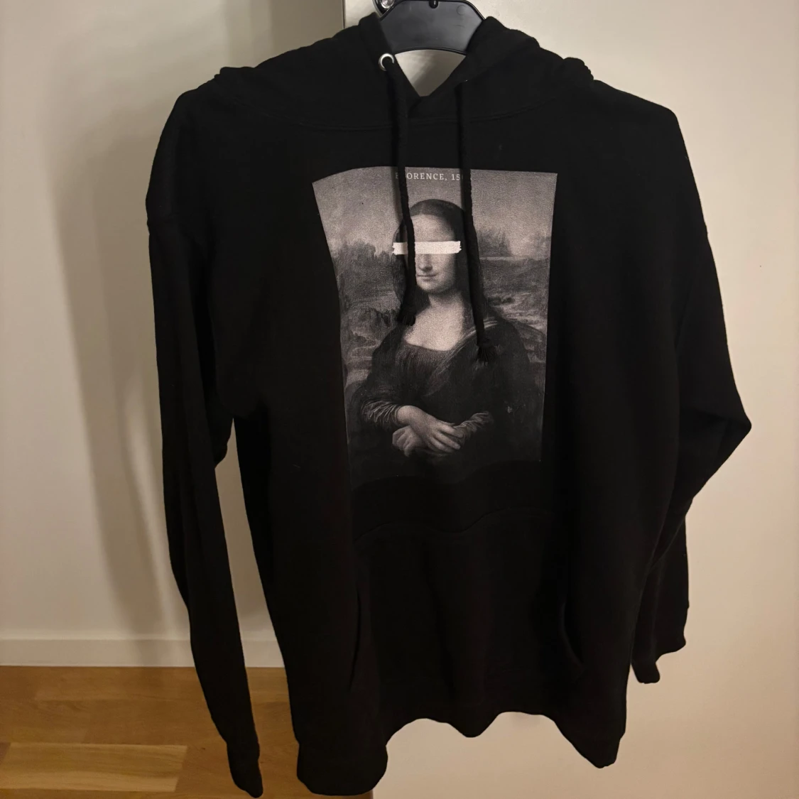 Svart hoodie med Mona Lisa-tryck