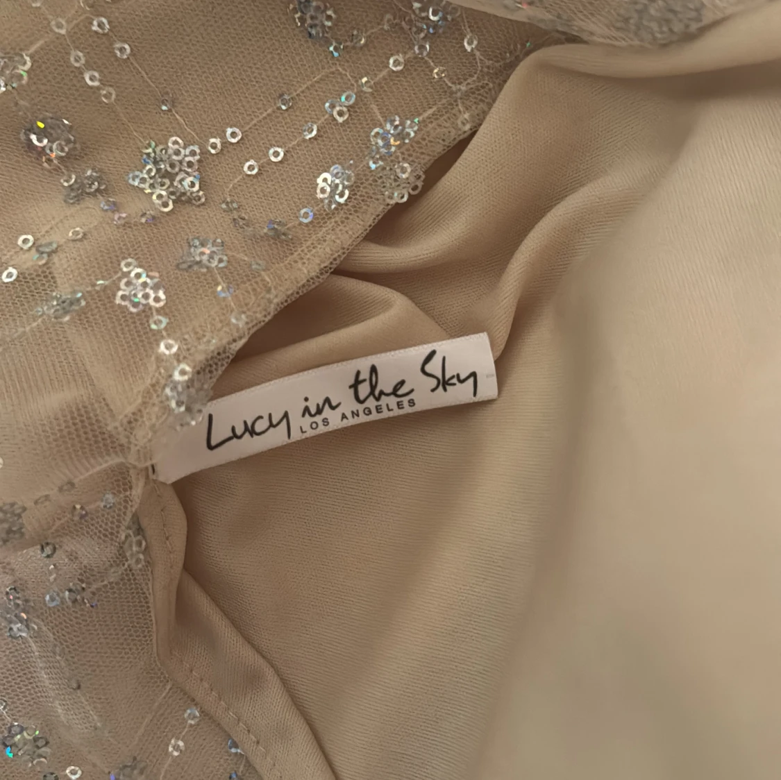 Champagnefärgad paljettklänning med öppen rygg Lucy in the Sky - 3