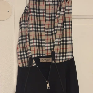 Rutig burberry zip up hoodie - Säljer min burberry zip up hoodie, kan även bytas mot loubs eller liknande.