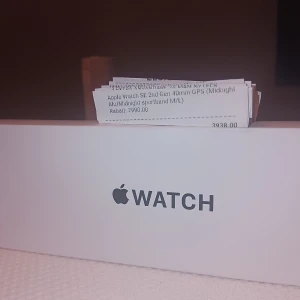 A Watch  - Tja säljer min helt nya (apple watch) OBS HELT NY. Det är en Gen 2 modell 40mm. Färgen midnight/svart  helt ny från Elgiganten är runt på 4000kr mitt pris på den ligger på 3000kr. MVH